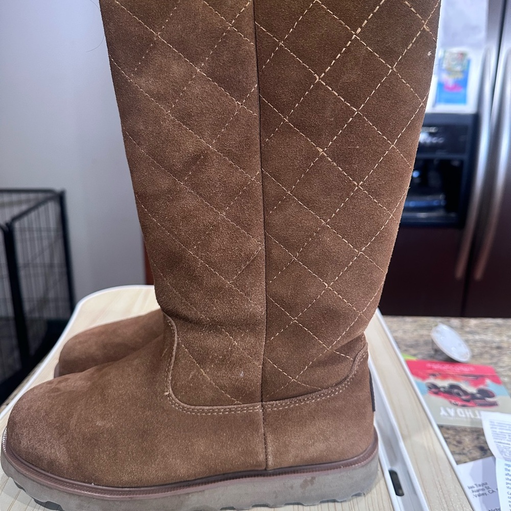 BearPaw quilted, tall  boots size 8 - Picture 10 of 14